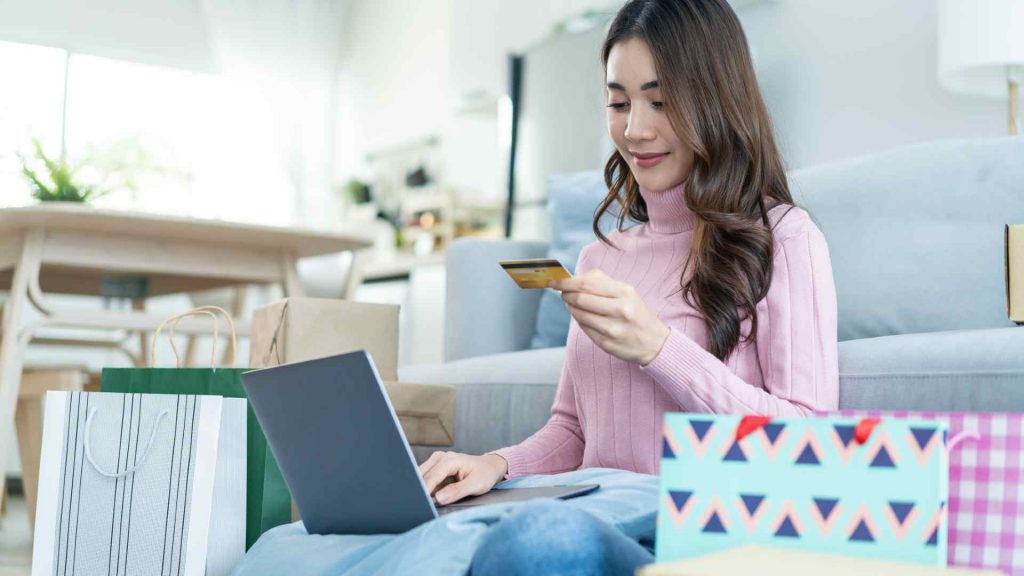 build your credit while holiday shopping