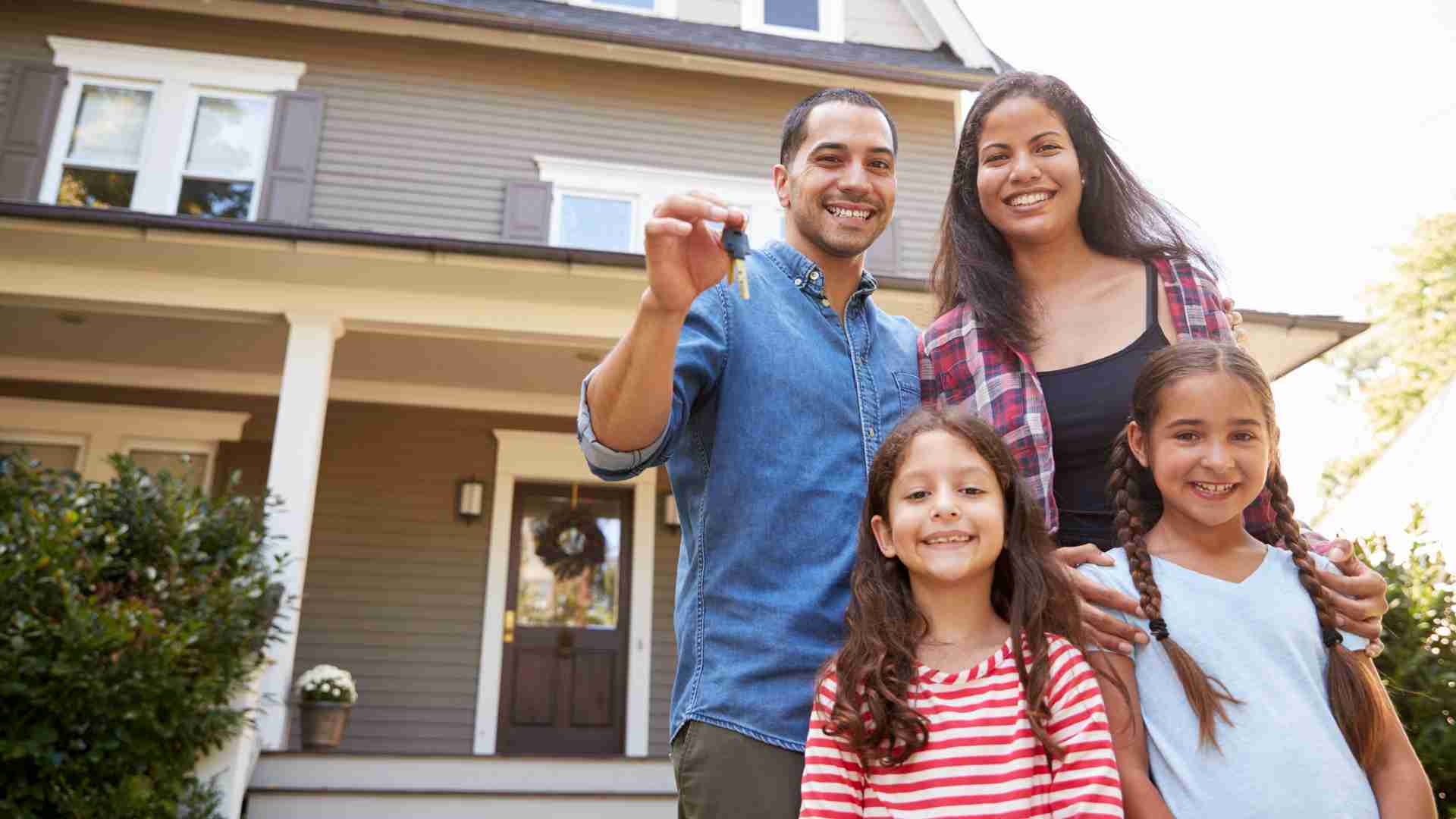 family buying a home with a conforming home loan